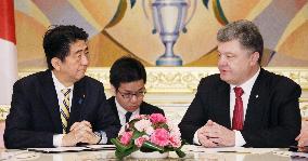Abe, Poroshenko hold talks