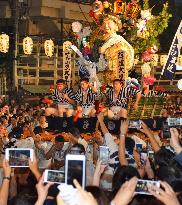 Float runs in climax race of Hakata festival in western Japan