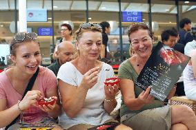 Visitors to Japan pavilion at Expo Milano try out sample dishes