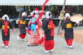 Traditional dance depicts rice farming