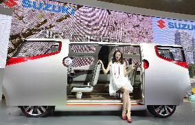 Suzuki's "Air Triser" minivan transforms into cozy lounge