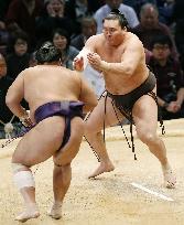 Hakuho continues march toward title at Kyushu sumo tournament