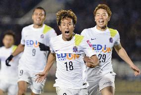 Sanfrecce Hiroshima beat Gamba Osaka