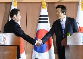 Japan, S. Korea agree on "final, irreversible" comfort women solution