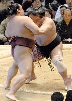 Tochiazuma beats Kisenosato at spring sumo