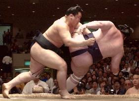 Asashoryu retains lead in summer sumo tournament