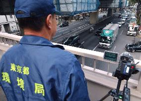 (1)Tokyo, vicinity crack down on violating diesel vehicles