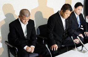 Suspended trainer apologizes, no words from boxer D. Kameda