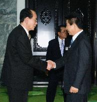 S. Korean Pres. Roh holds talks with N. Korea's Kim Yong Nam