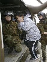 (3)Yamakoshi village children inspect quake damage from helicopt