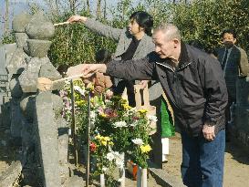 (3)Jenkins, Soga, daughters visit ancestors' grave