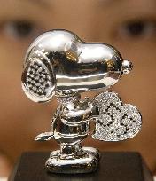 Jewelry maker to sell platinum Snoopy doll for commemoration