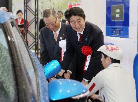 Abe vows efforts to popularize fuel cell vehicles