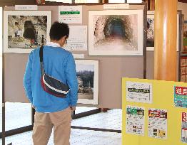 Visitor watches WWII-related exhibits at hall in eastern Japan