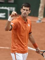 Djokovic cruises into 3rd round at French Open