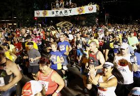 Runners take off at 2015 Honolulu Marathon