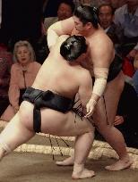 Asashoryu marks second win at summer sumo