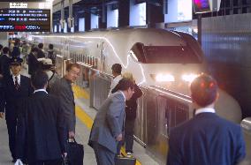 (2)Tokyo's Shinagawa opens bullet train station