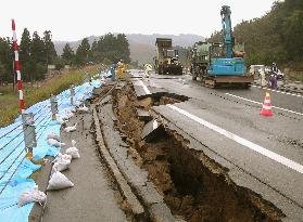 (7)Niigata quake victims weary, worried of more damage