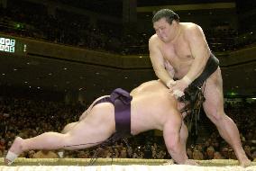 Tochiazuma marks flawless 7-0 at New Year sumo