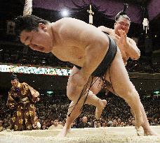 Kisenosato stuns Asashoryu at New Year sumo meet