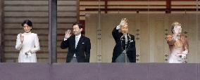 Emperor offers New Year's greetings to general public