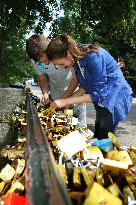 Couple fix padlock to "Bridge of Love" in Serbia