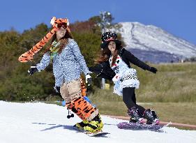 Snowboarders enjoy season's 1st ski resort opening in Japan