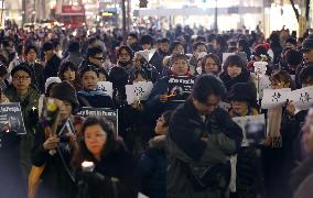 People gather to mourn hostages Yukawa, Goto