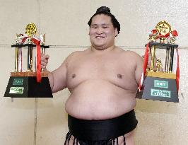 Terunofuji wins 2 awards at spring sumo tournament