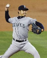 Iwakuma gets no-decision in Mariners' loss