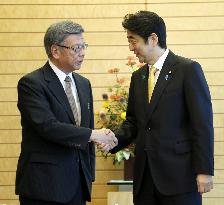 Abe, Okinawa gov. hold 1st talks over Futenma relocation