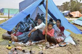 Residents return to tents in quake-hit Kathmandu