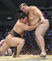 Yokozuna Hakuho unbeaten at Nagoya sumo tournament