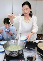 People taste "udon" of Heian period reproduced in Nara