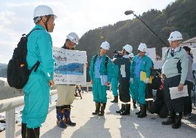 NRA commissioner inspects fault near Shimane nuclear plant