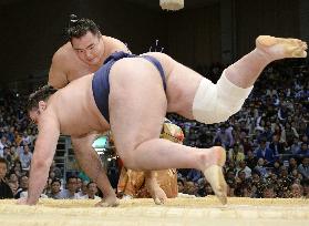 Kakuryu beats Tochinoshin at Kyushu sumo tournament