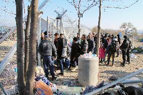 Syrian refugees entering Macedonia from Greece