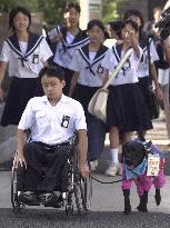 (2) Nagoya teen begins junior high classes with wheelchair dog