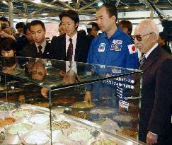 Astronaut Noguchi visits instant Chinese noodle museum