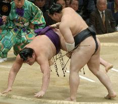 Yokozuna Asashoryu remains unbeaten at Kyushu sumo tourney