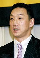 Hanshin's Kanemoto re-signs for 550 million yen