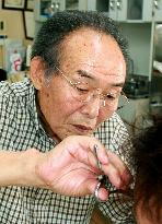 Barber working for criminal suspects in police lockup