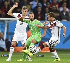 Germany defeat Algeria 2-1