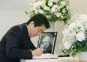 Abe signs condolence book for Lee Kuan Yew