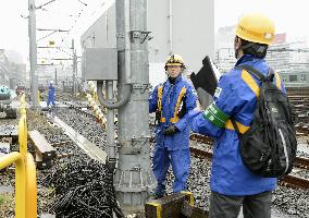 JR East checks poles following Yamanote line suspension