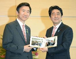 Japan PM Abe gets photos of father from S. Korea's foreign min.