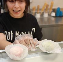 Woman chooses to buy rice cake ice cream at old shop in L.A.