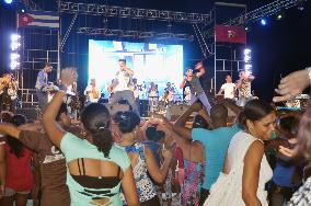Cubans dance during concert to celebrate Castro's 89th birthday