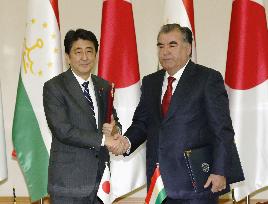 Abe meets Tajik president to discuss aid for infrastructure